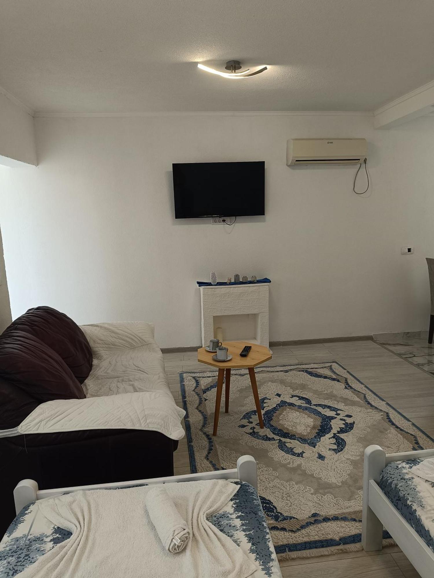 Matija Airport Apartment Mitrovici  Exteriér fotografie