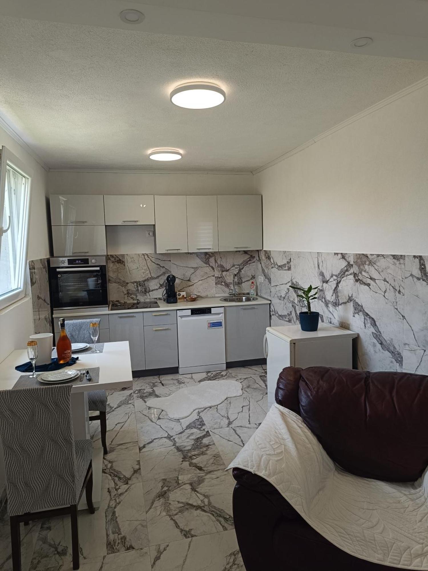 Matija Airport Apartment Mitrovici  Exteriér fotografie