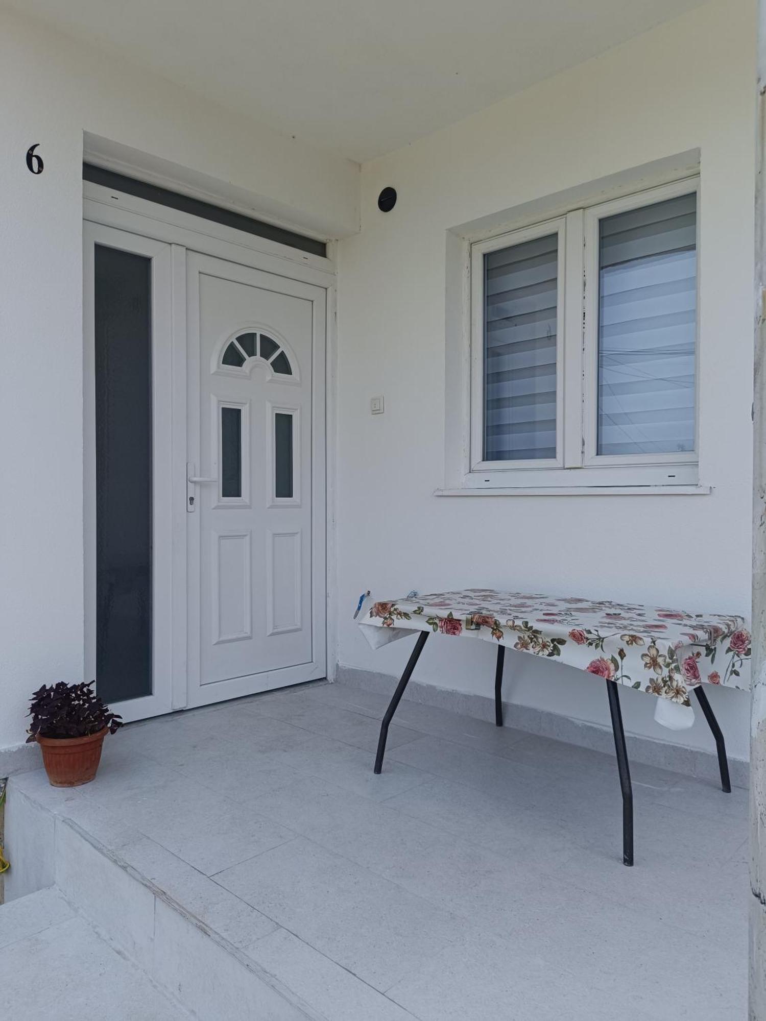 Matija Airport Apartment Mitrovici  Exteriér fotografie