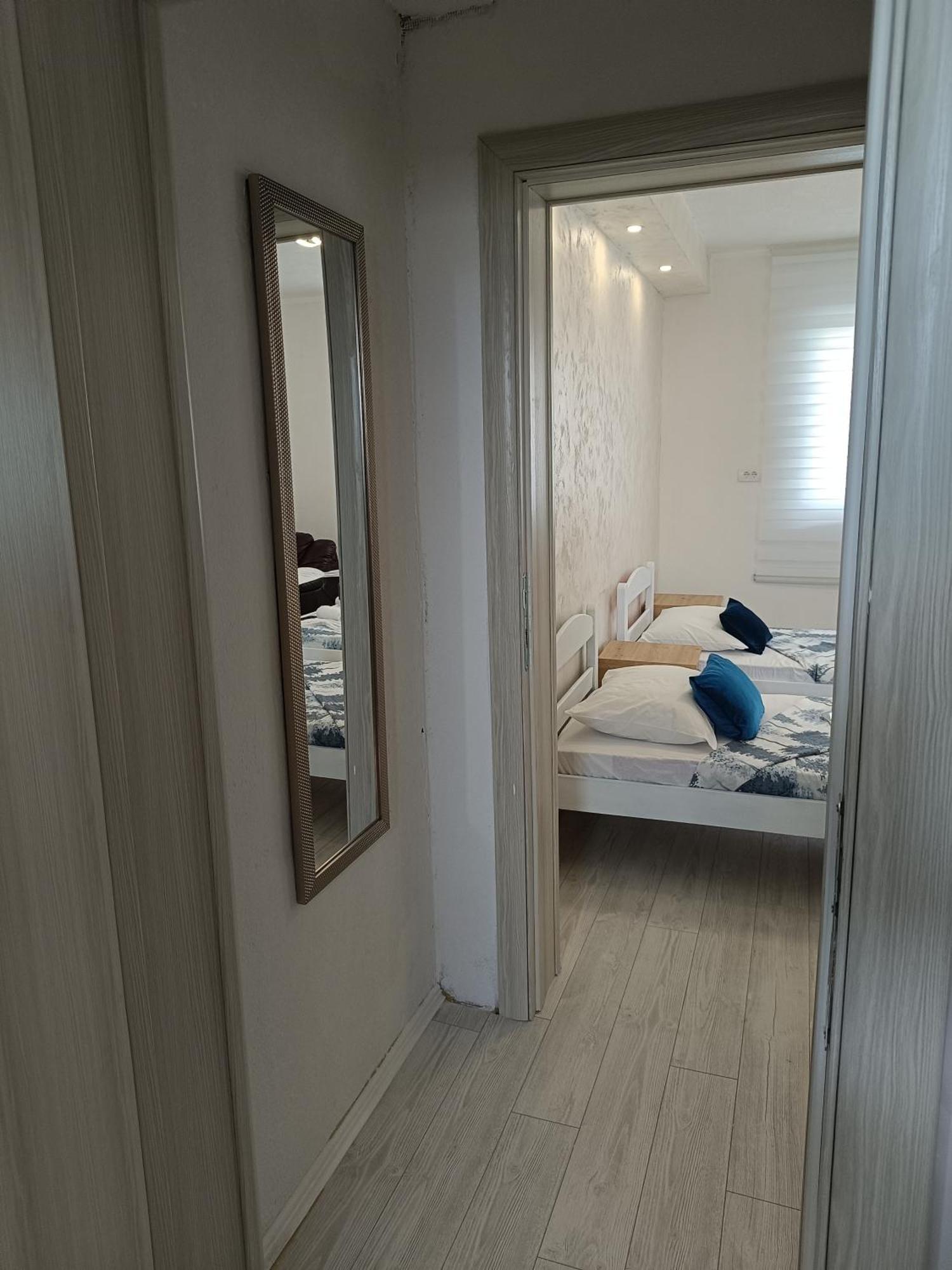 Matija Airport Apartment Mitrovici  Exteriér fotografie